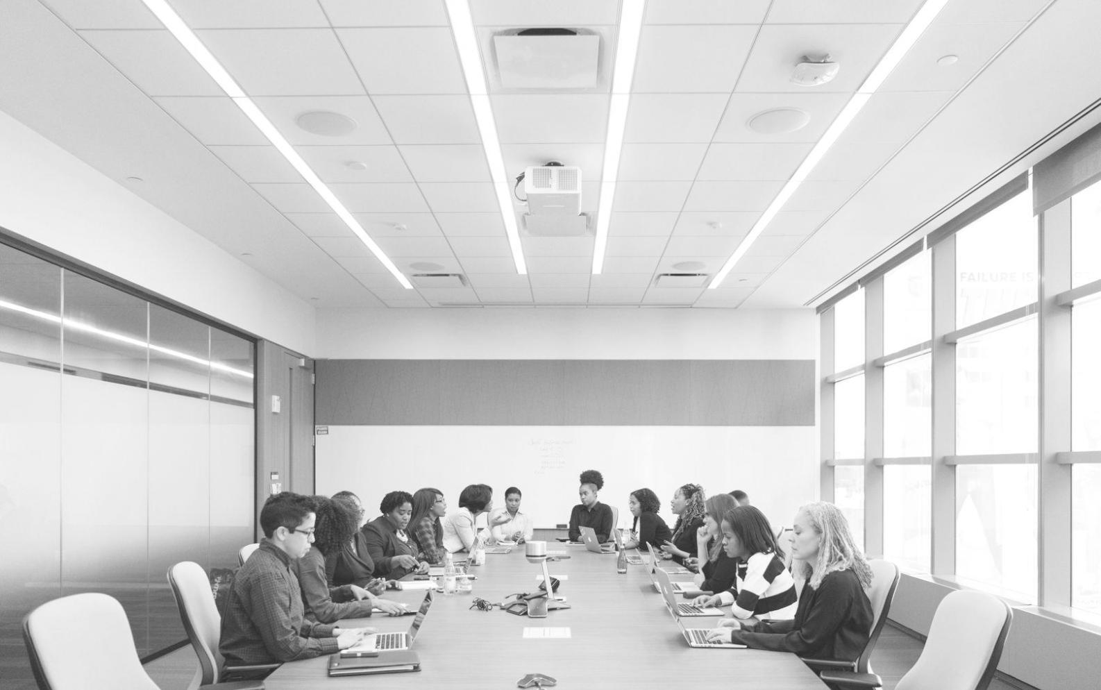 Espacio de trabajo profesional donde nuestro equipo desarrolla soluciones financieras tecnológicas