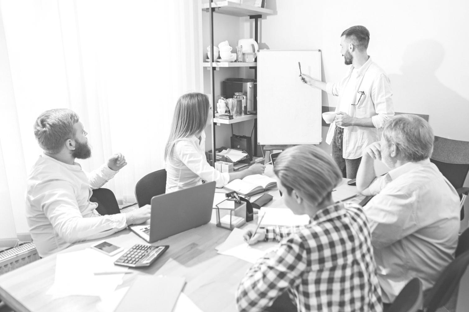 Espacio de trabajo con múltiples pantallas mostrando datos financieros
