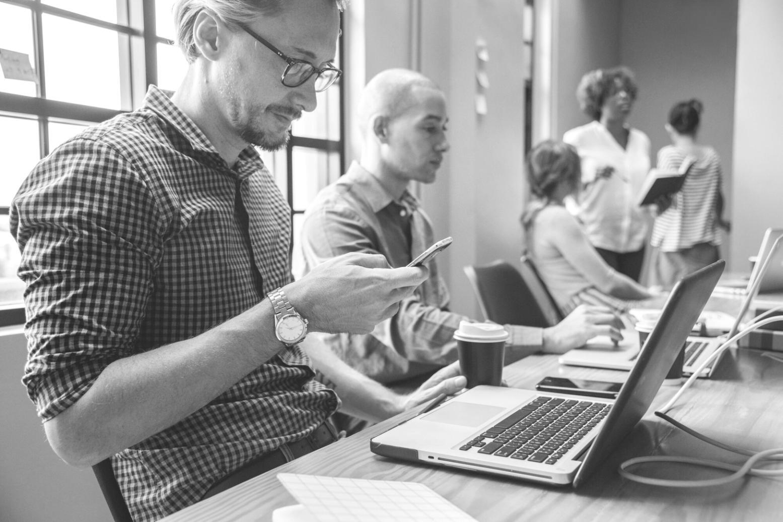 Análisis financiero colaborativo en oficina moderna